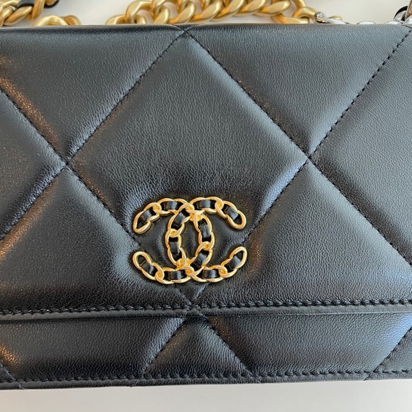 CHANEL 19 WALLET ON CHAIN - Picture 5 of 13